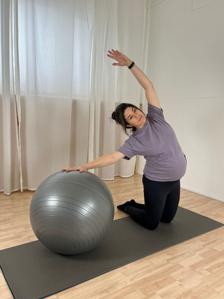 ozlem pregnancy pilates side bend